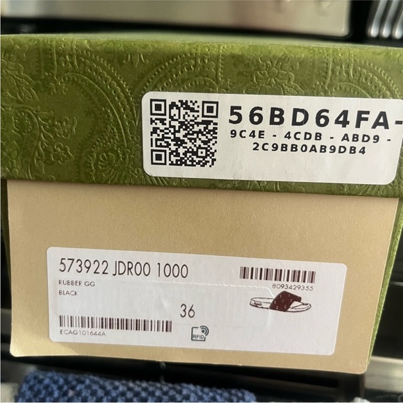 Gucci Black Sandals with Perforated Design - Picture 5 of 5